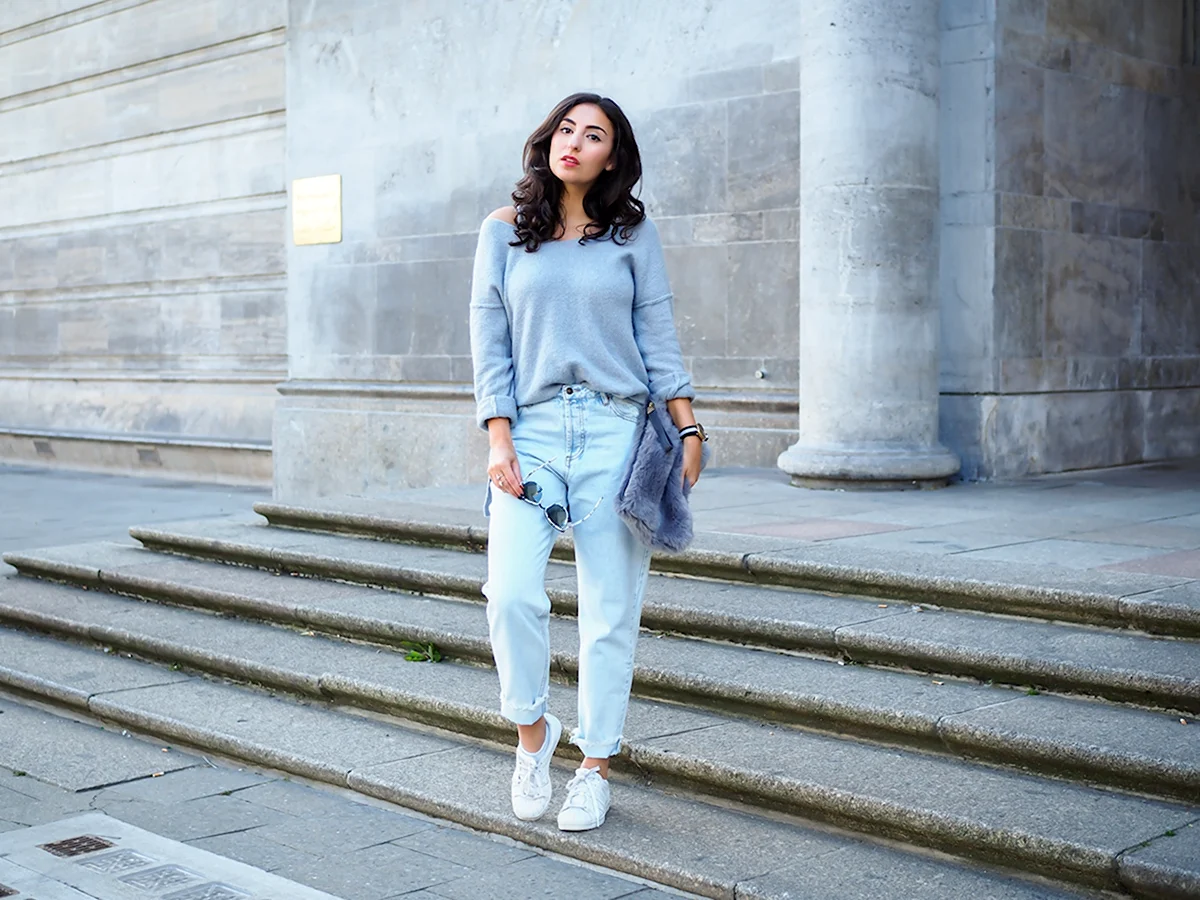 Образы с белыми джинсами мом