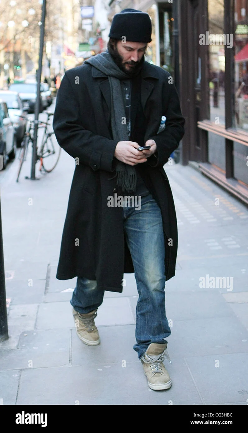 Киану Ривз в пальто