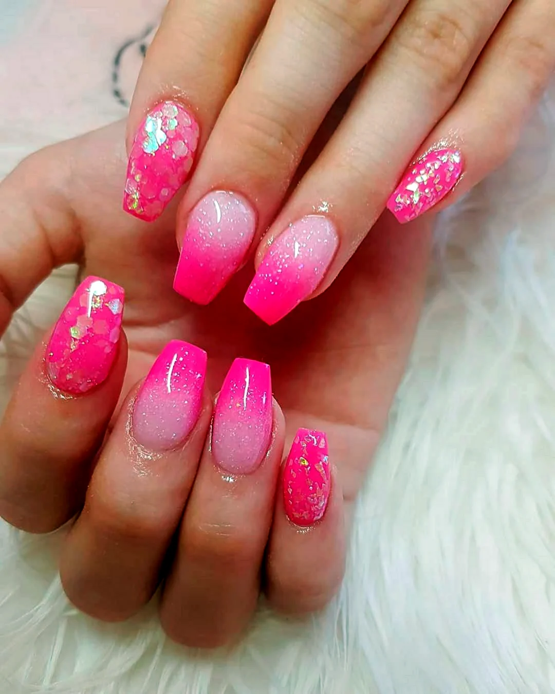 Розовая растяжка на ногтях