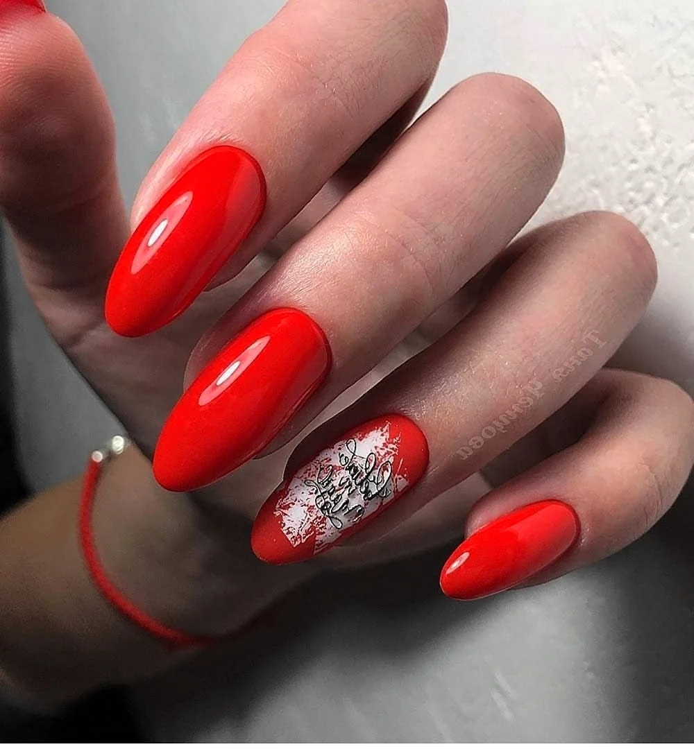 Красный маникюр миндальной формы тенденции 2020