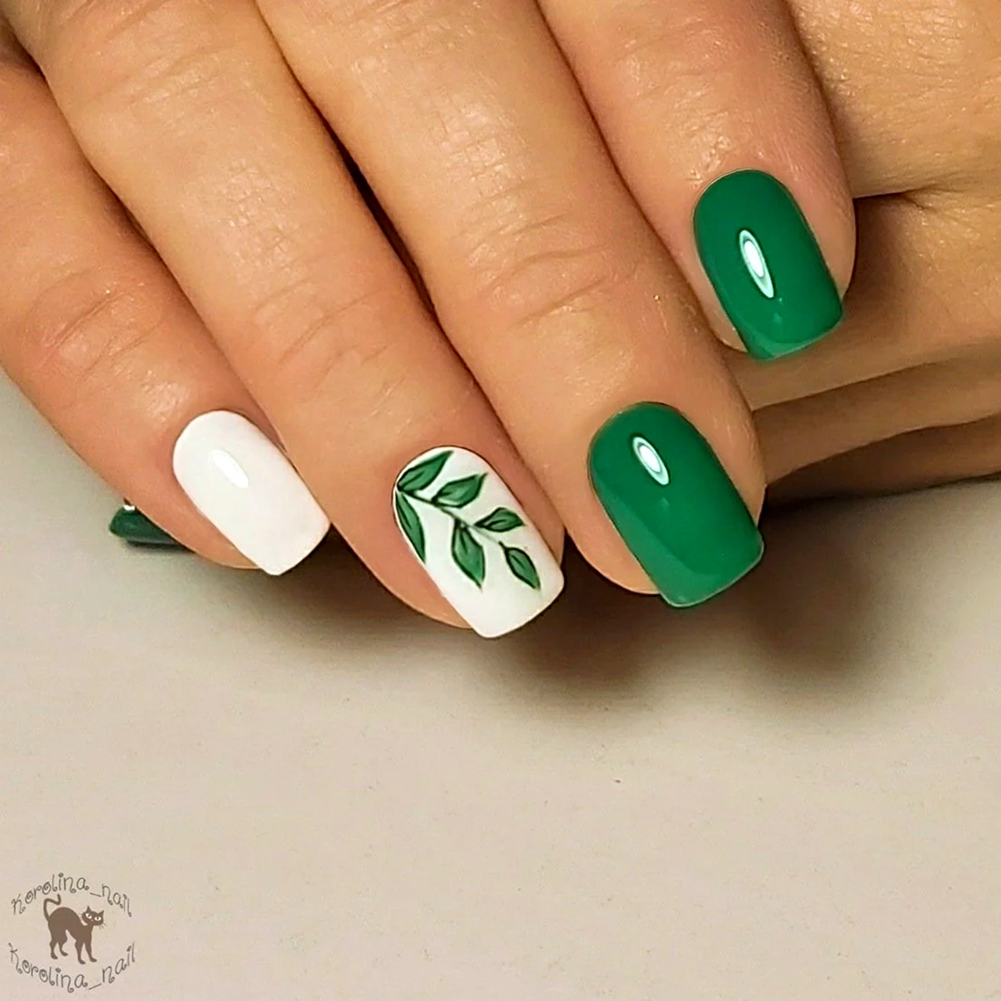 Маникюр салатовый с белым