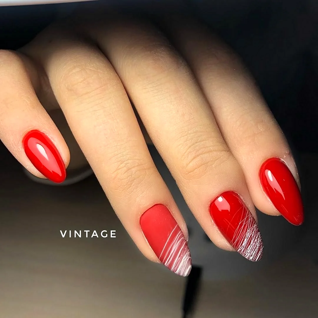 Красный маникюр с паутинкой