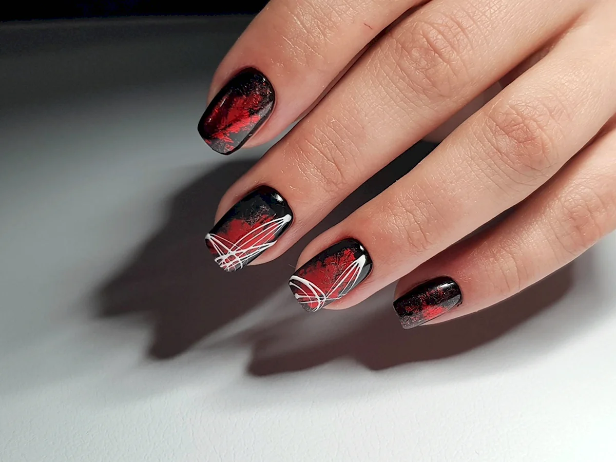 Красный маникюр с фольгой и паутинкой