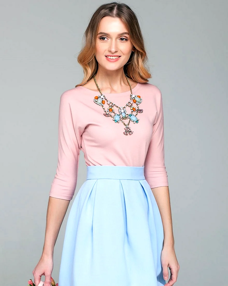 Блузка с вырезом лодочка