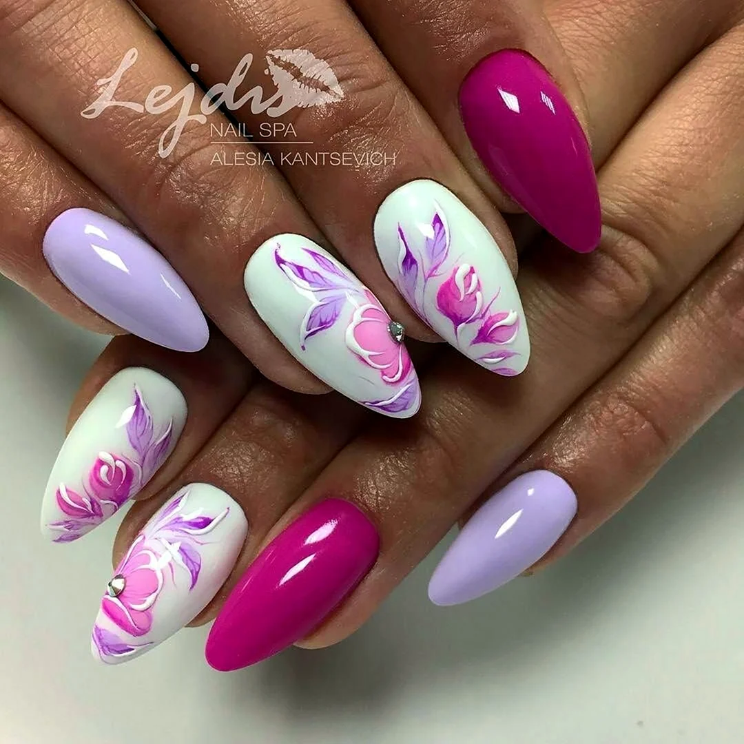 Маникюр розовый с фиолетовым тюльпаном
