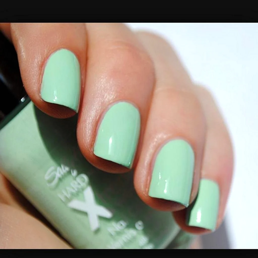 Ногти светло зеленого цвета