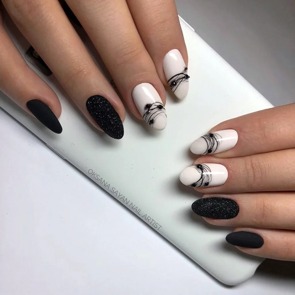 Чёрно-белый маникюр с паутинкой