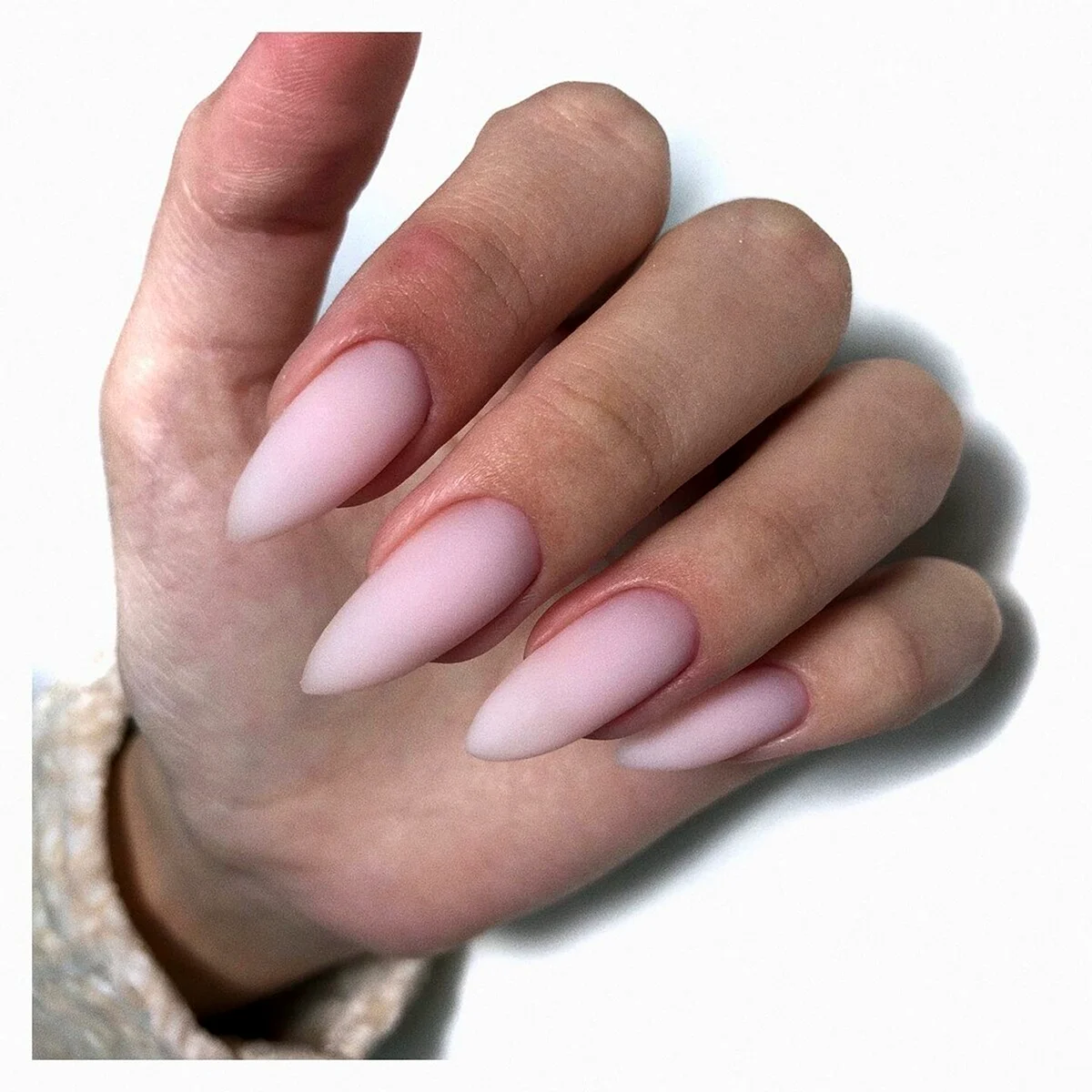 Нюдовый маникюр 2022 миндаль