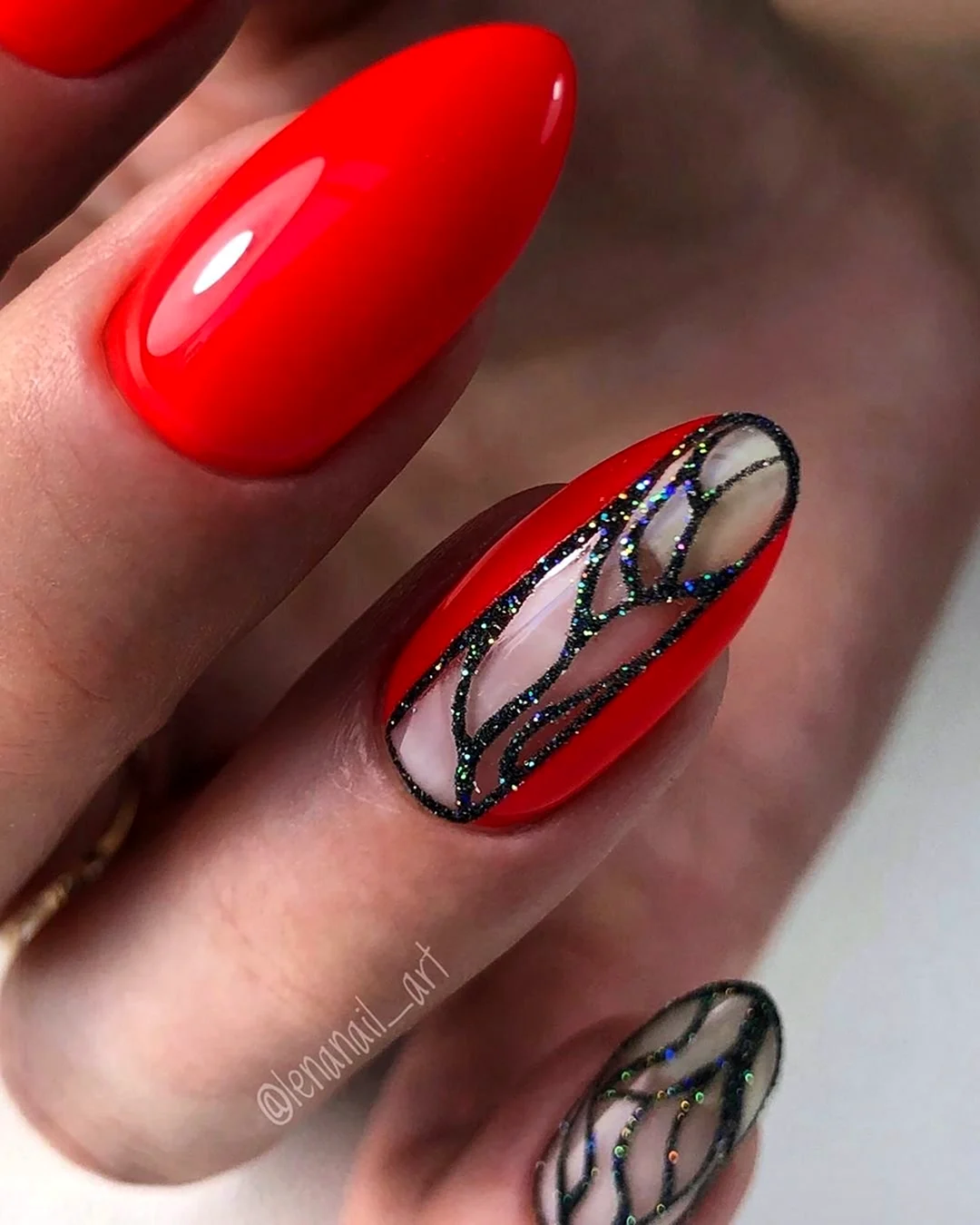 Красный маникюр с паутинкой