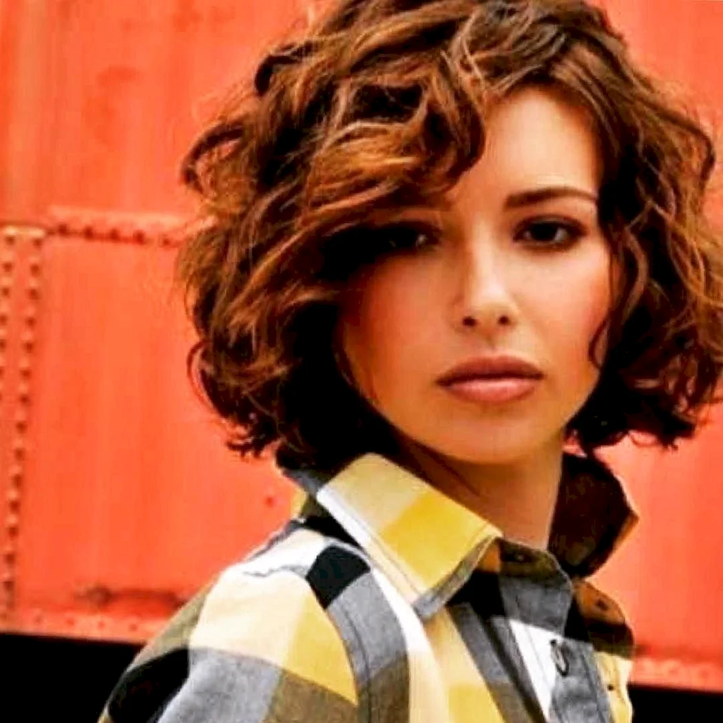 Curly Bob модель