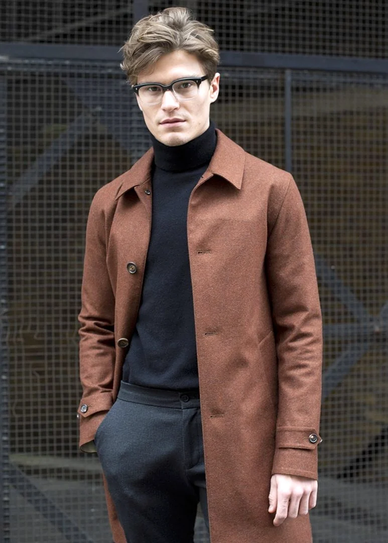 Мужчина в пальто и водолазке