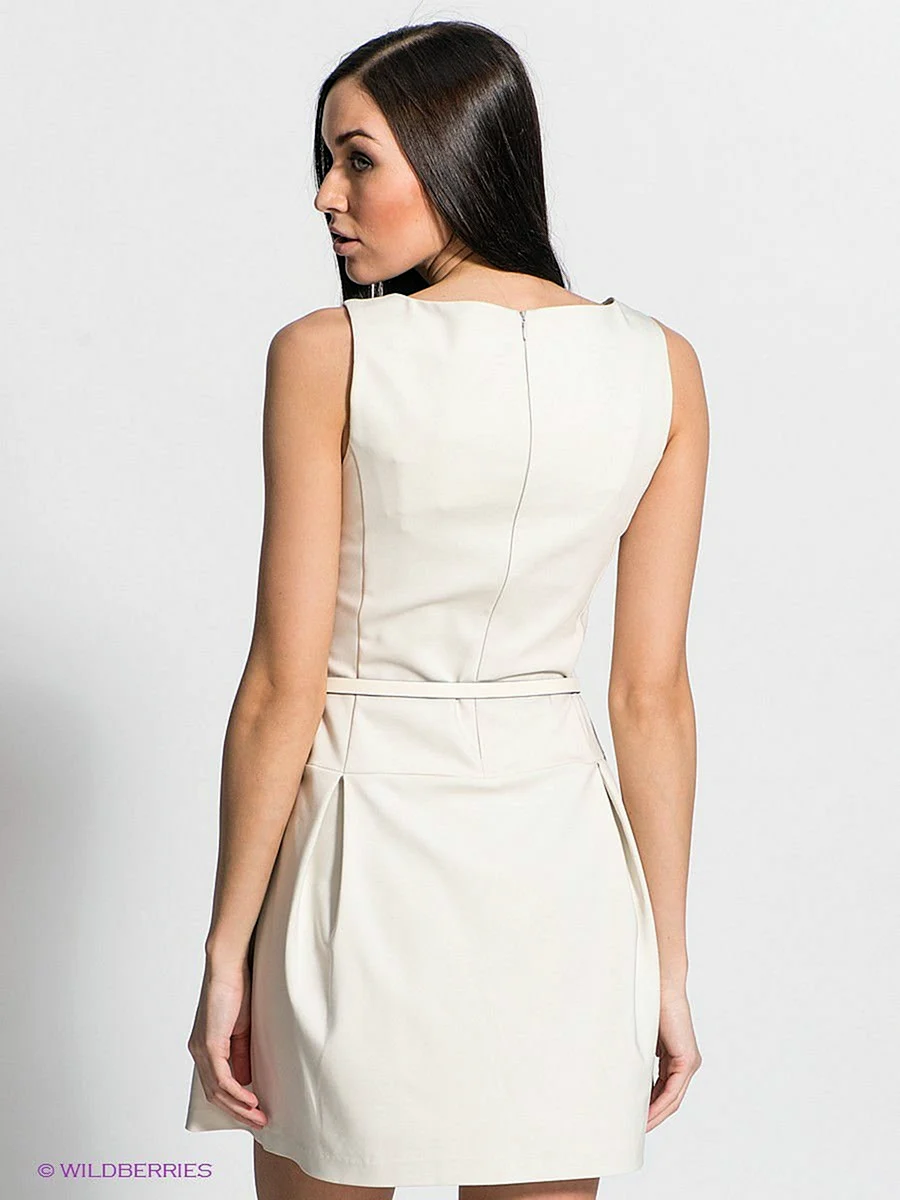 Платье с вытачками на талии