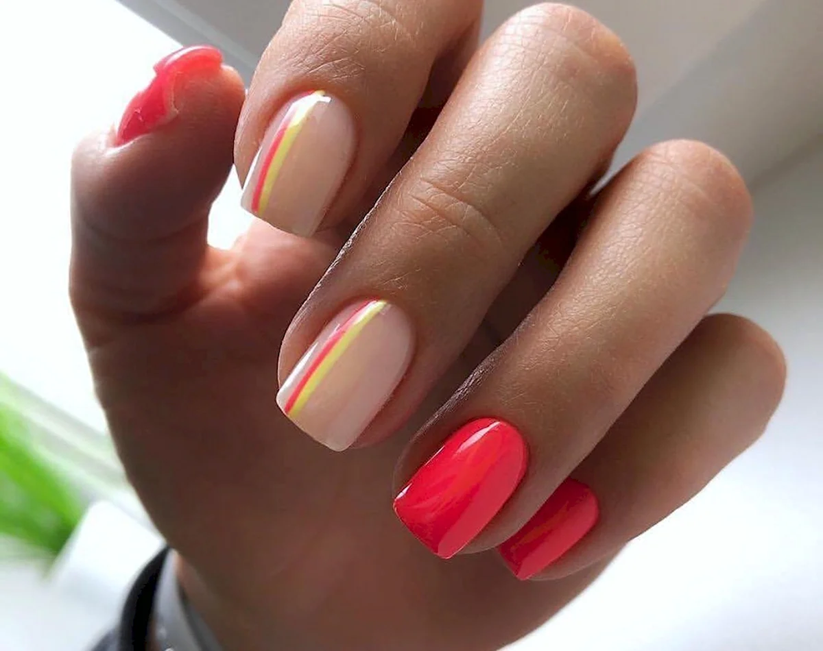 Нежный маникюр с ярким акцентом