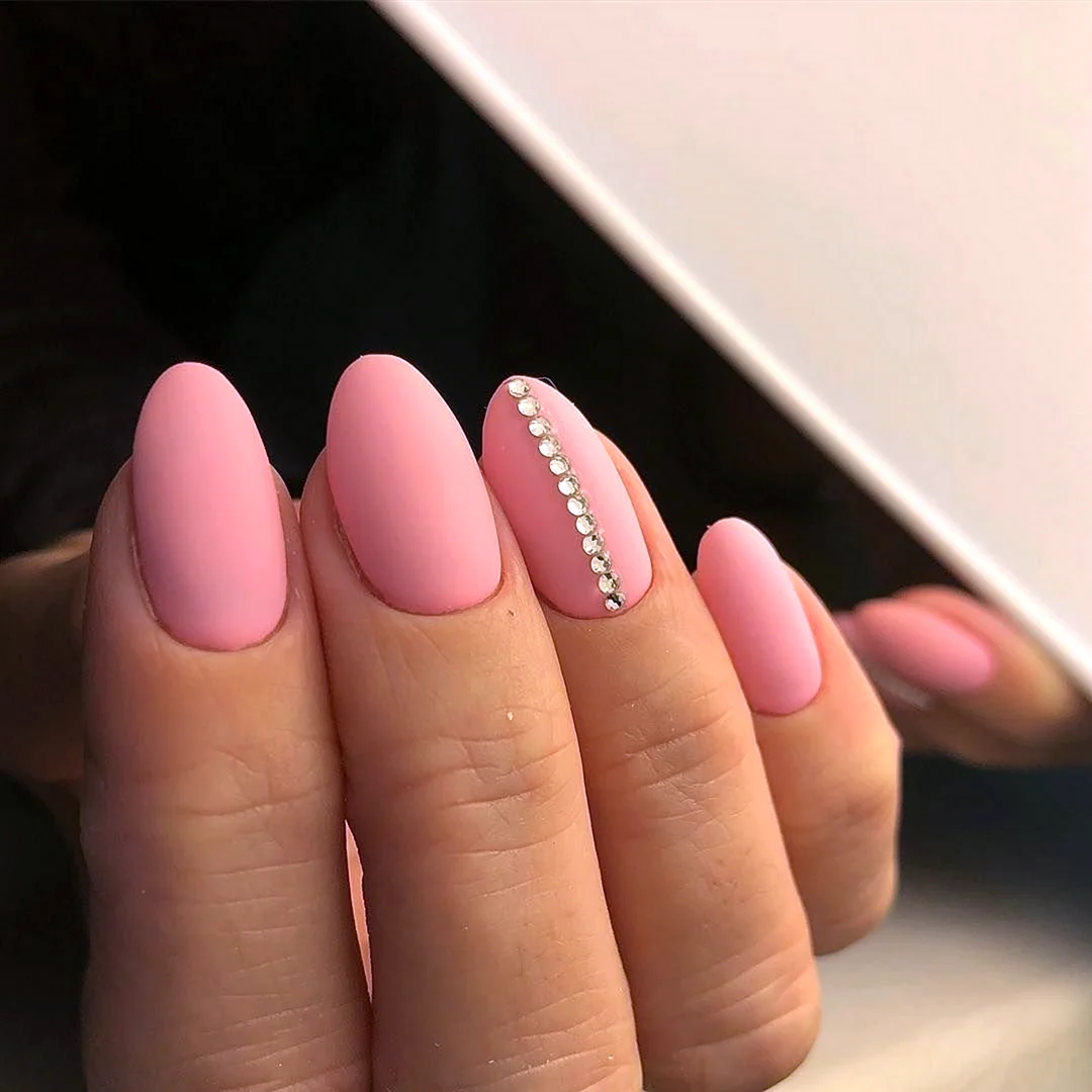 Розовые матовые ногти