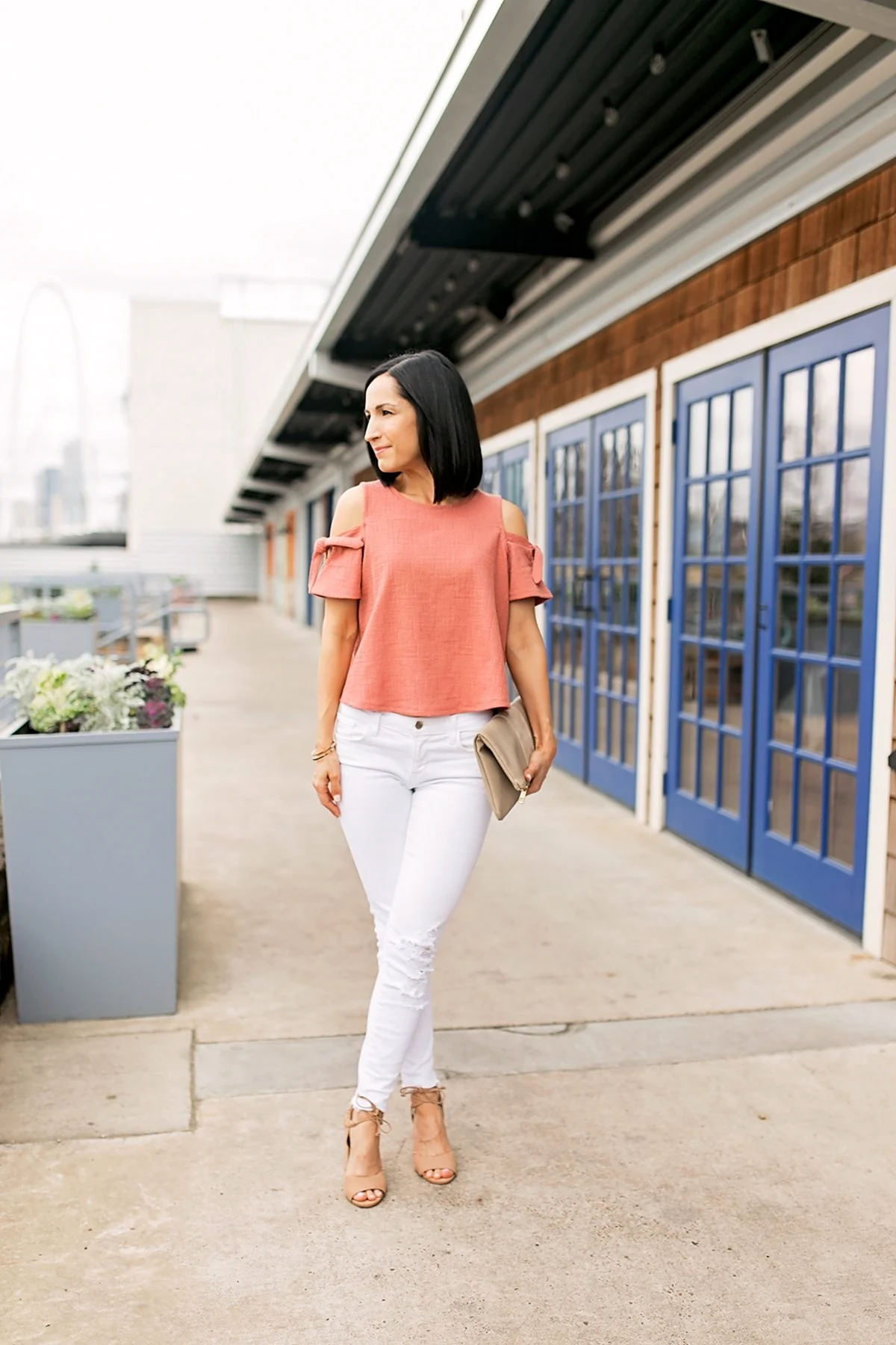 Белая блузка и джинсы