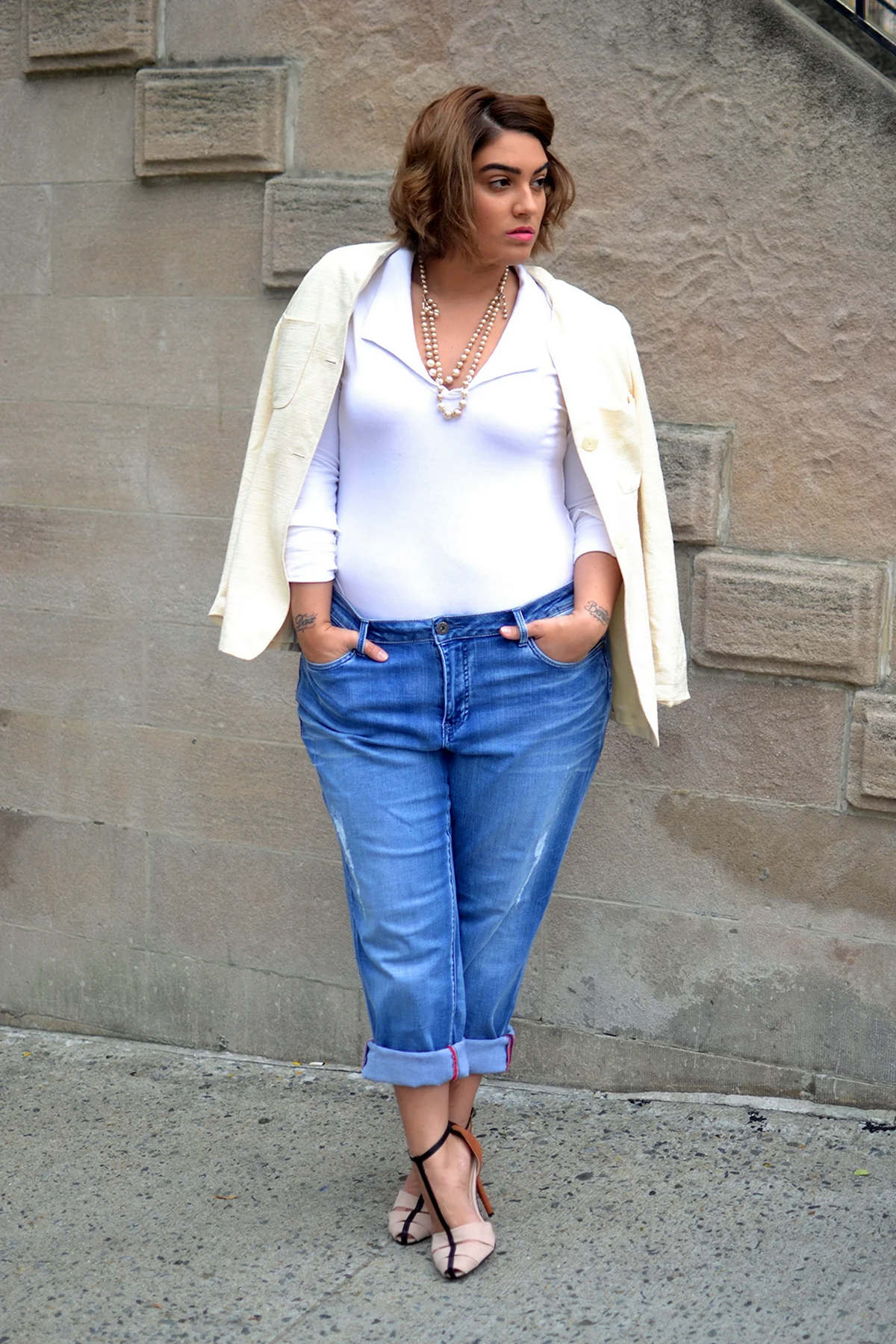 Джинсы бойфренды на полную фигуру яблоко