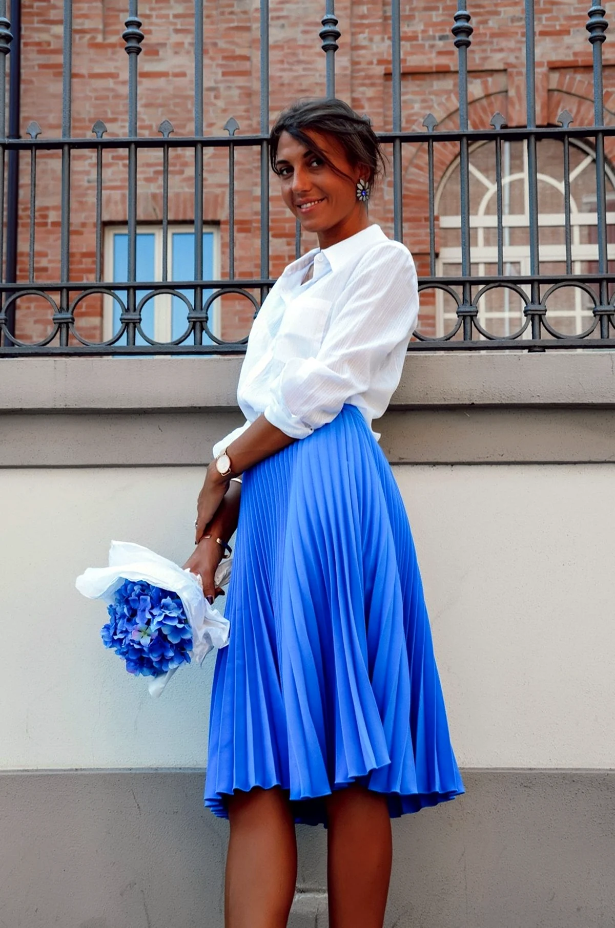 Голубая рубашка с юбкой