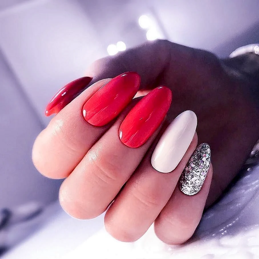 Маникюр на длинные овальные ногти красный