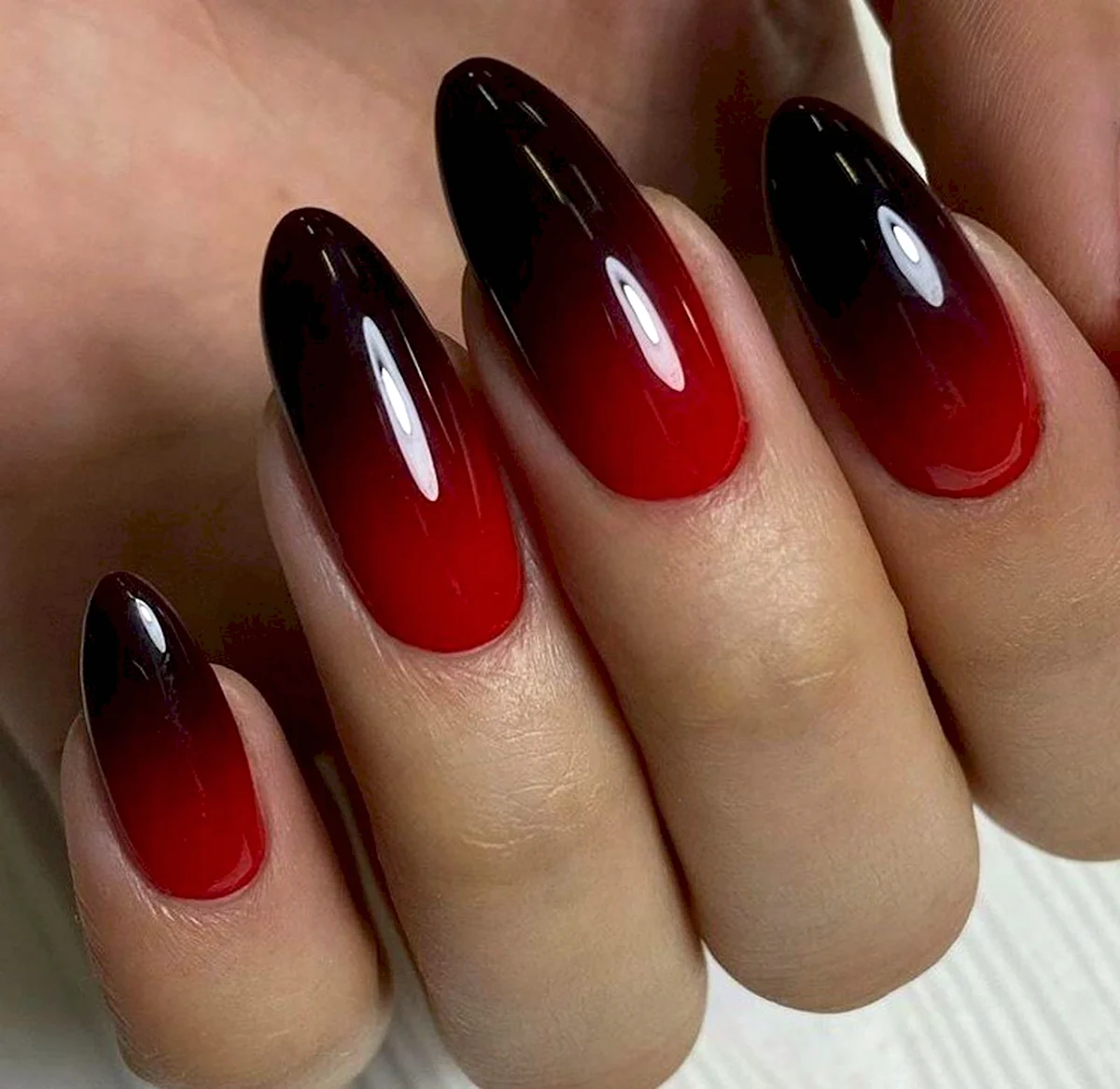 Маникюр красный омбре 2022