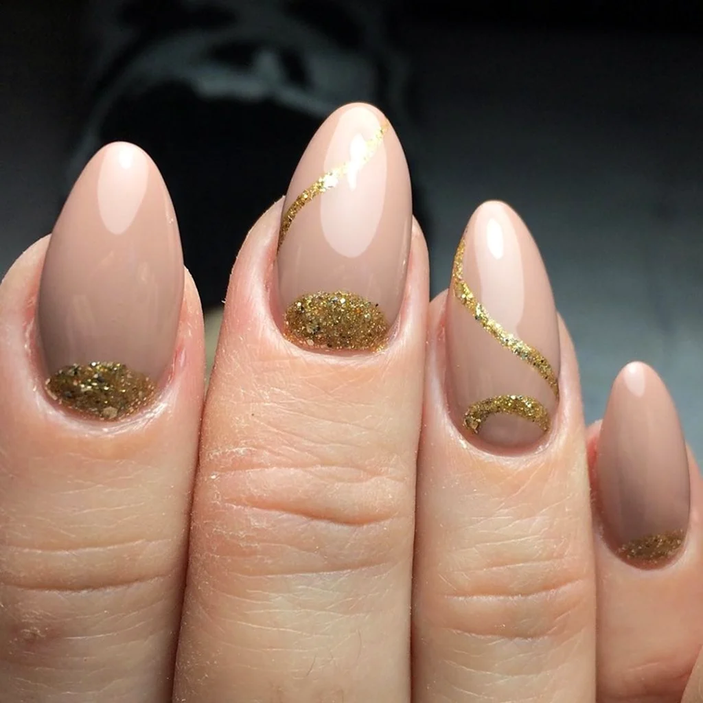 Бежевыйманикюн с золотом