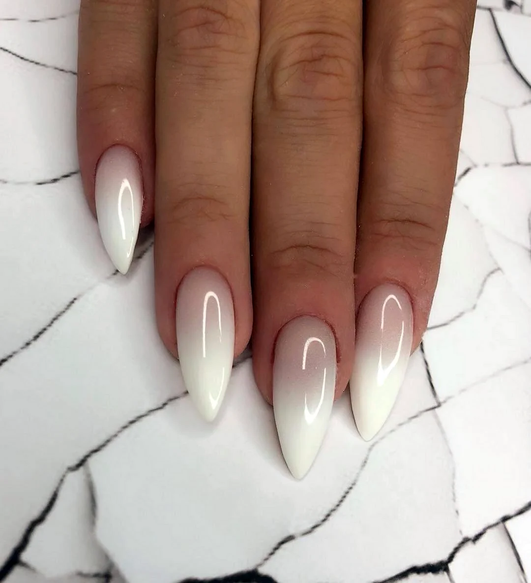 Молочный френч 2022 миндаль