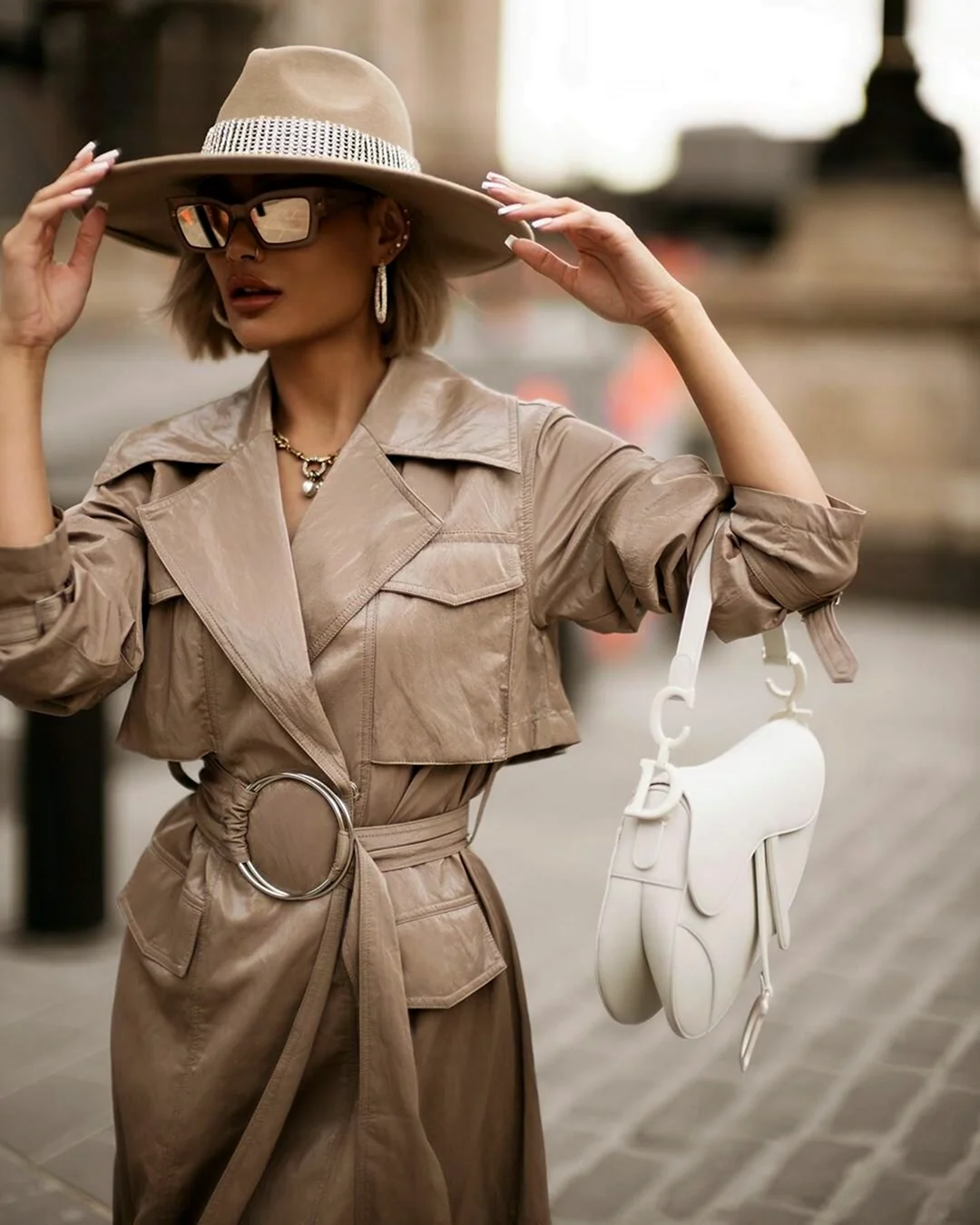 Тренч и шляпа