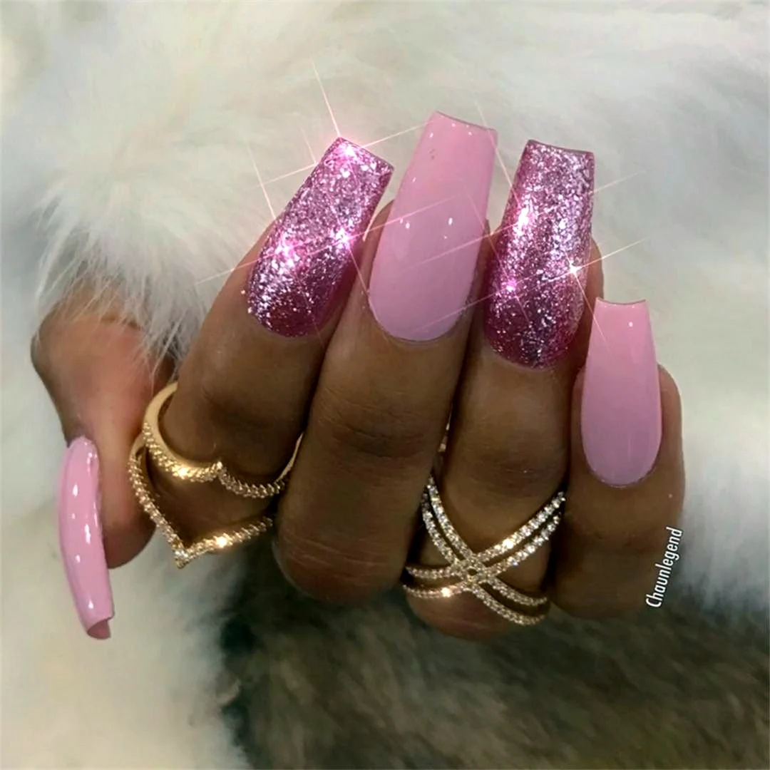 Маникюр розовый покрытый блестками