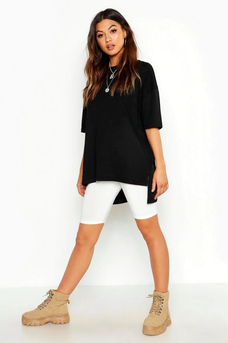 Длинная футболка с шортами