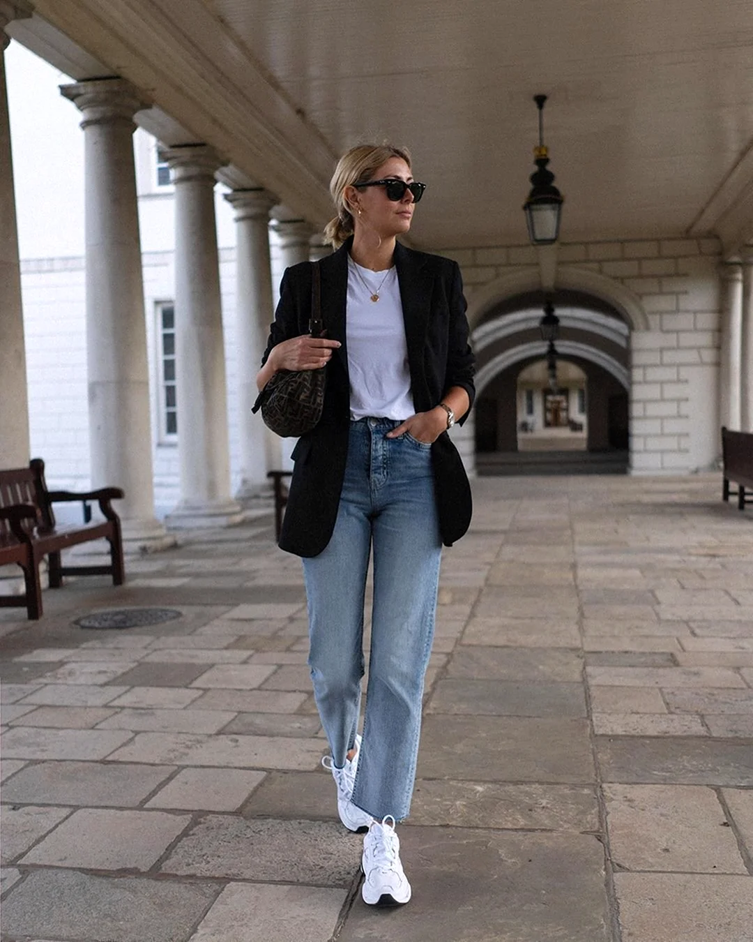 Джинсы мом с жакетом