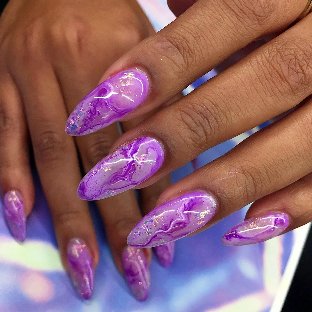 Сиреневый маникюр с разводами