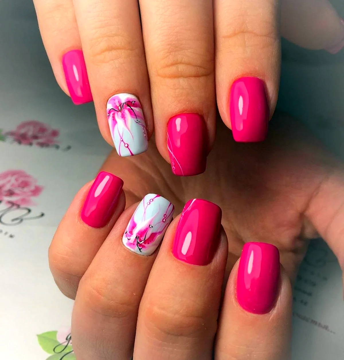 Маникюр фуксия 2022