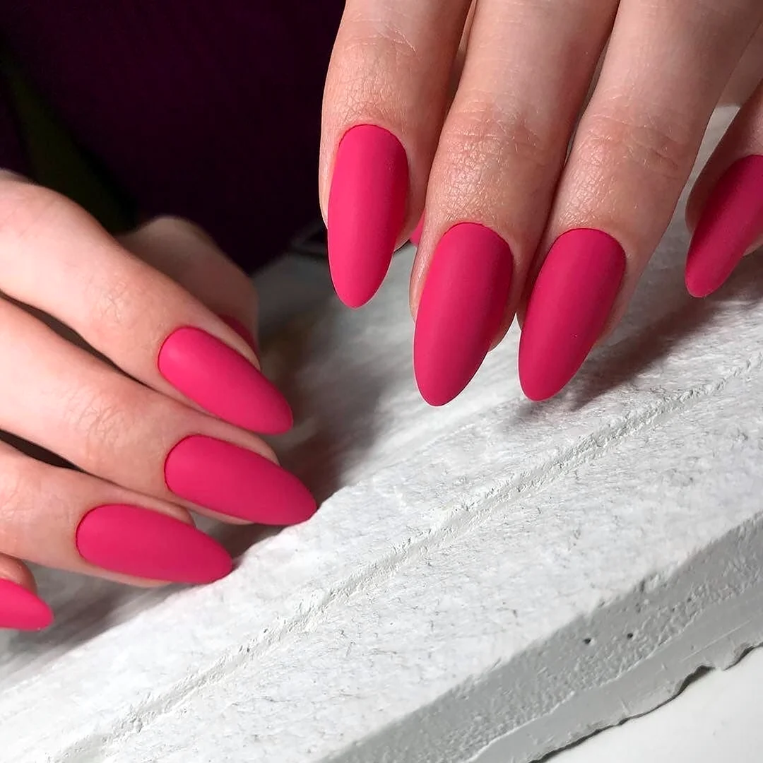 Розовые матовые ногти
