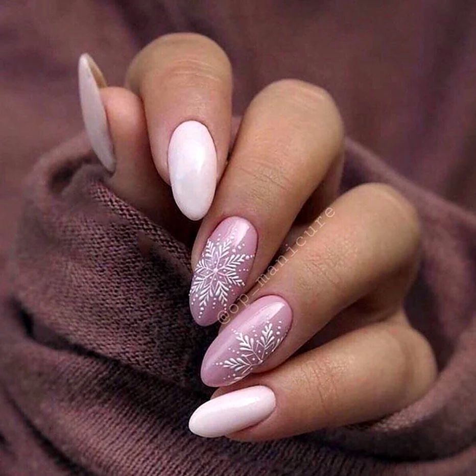 Зимний нюдовый маникюр миндаль