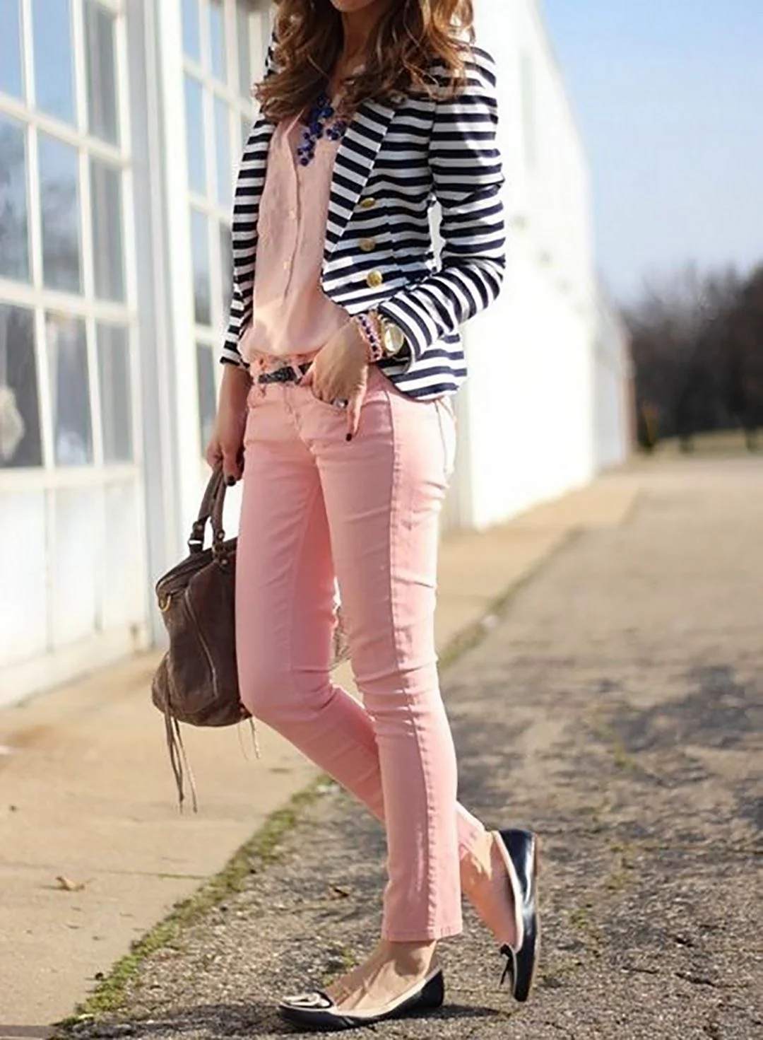 Розовый пиджак с полосатой рубашкой