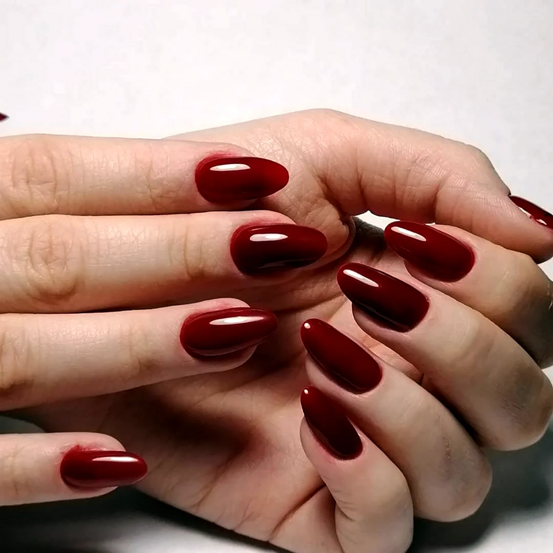 Красный маникюр однотонный
