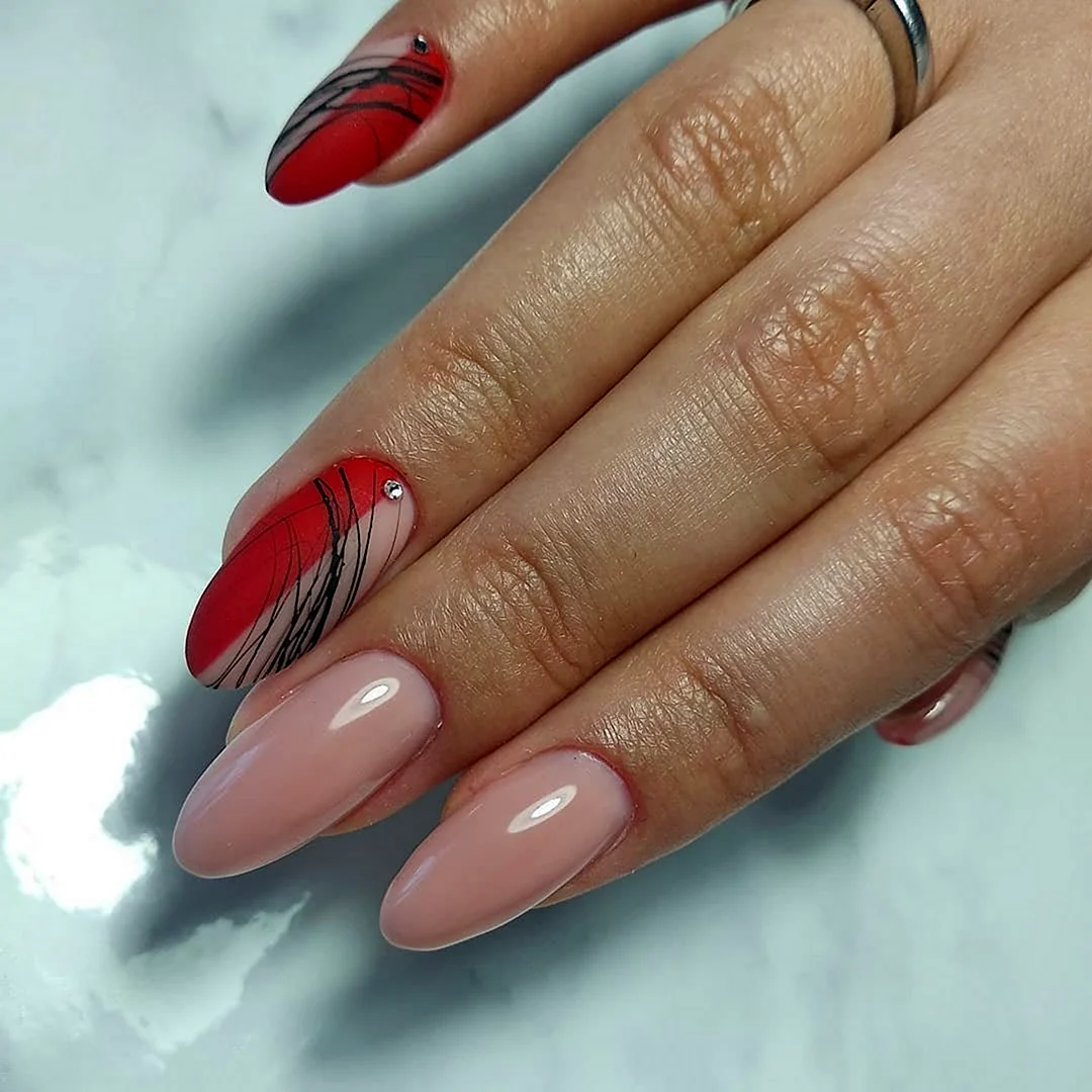 Маникюр с паутинкой на миндальные ногти