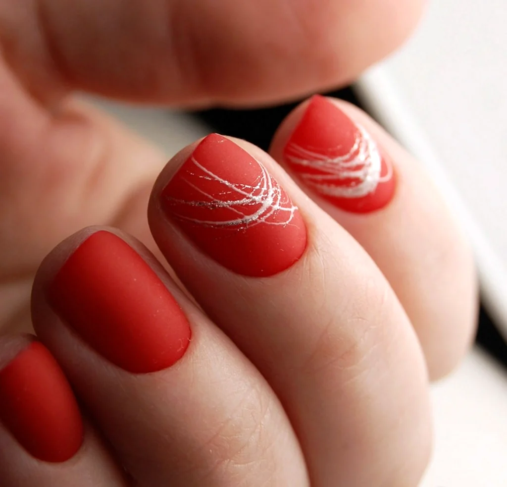 Красный маникюр с паутинкой