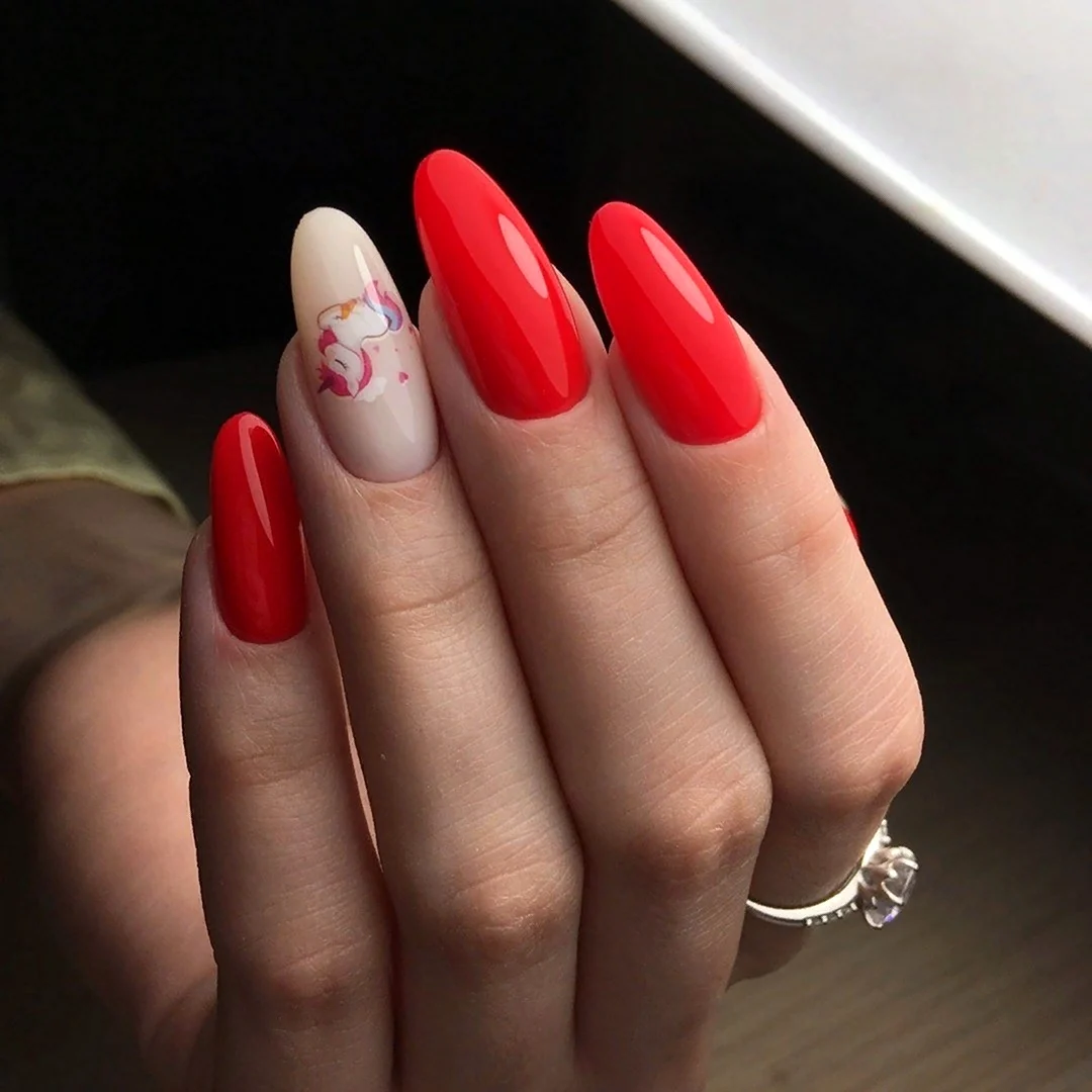 Маникюр красный с молочным