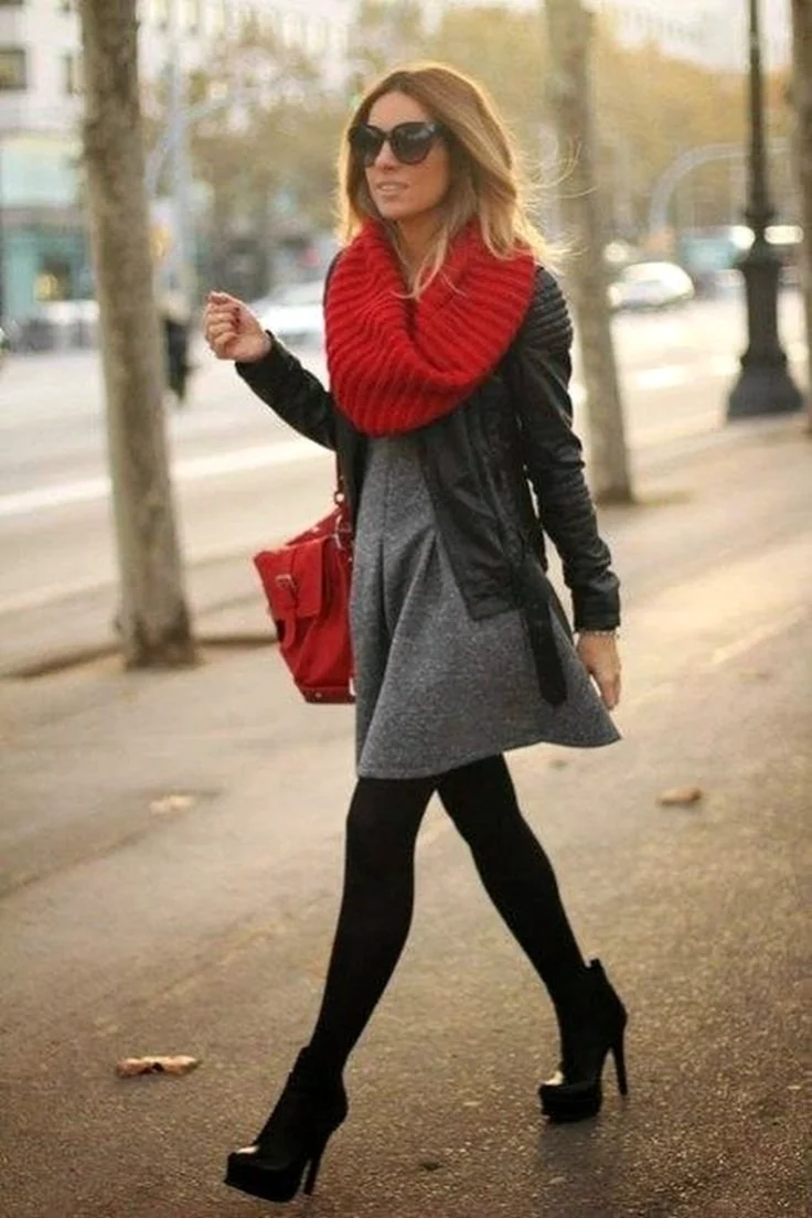 Красное платье с черными ботильонами