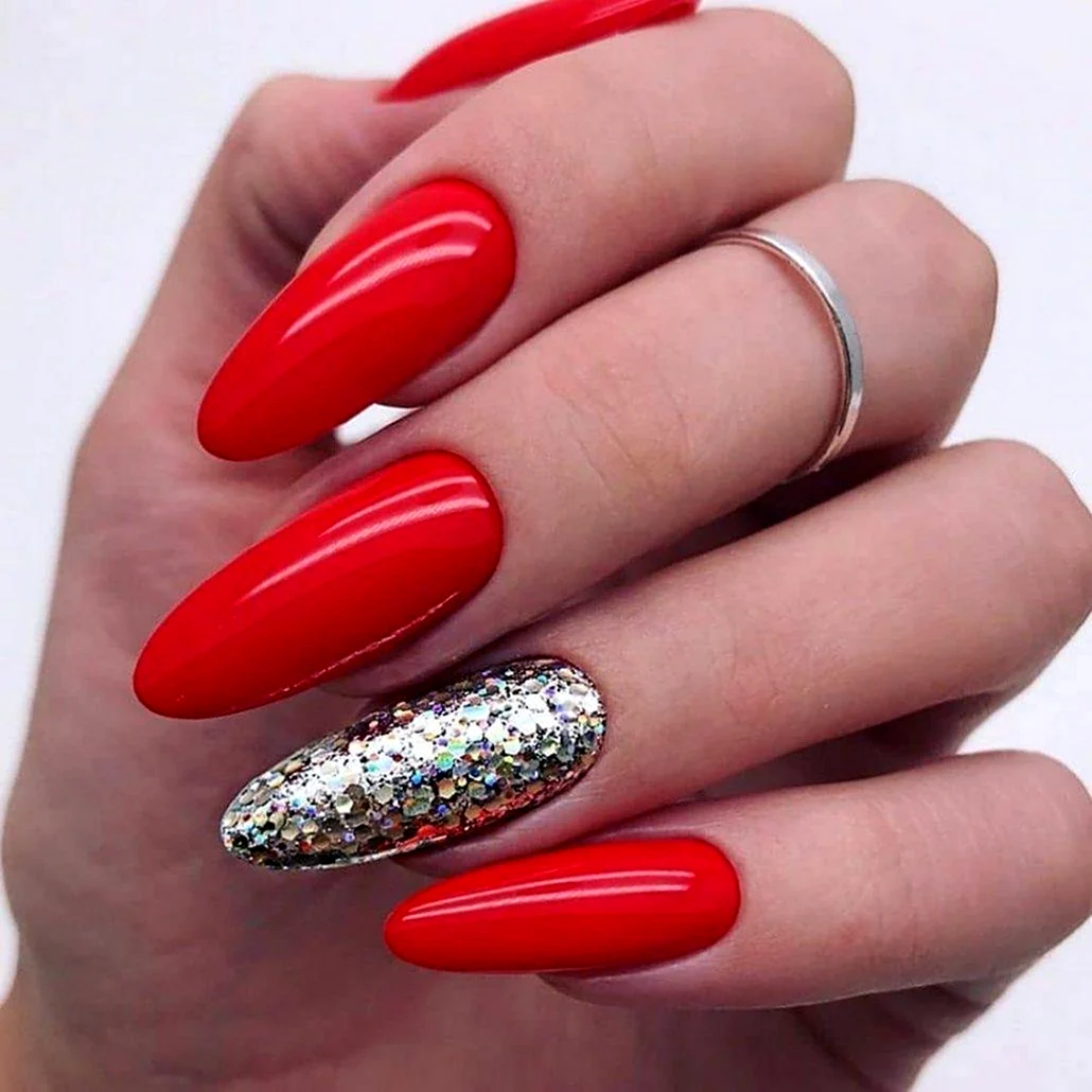 Маникюр красный с золотом миндаль 2022