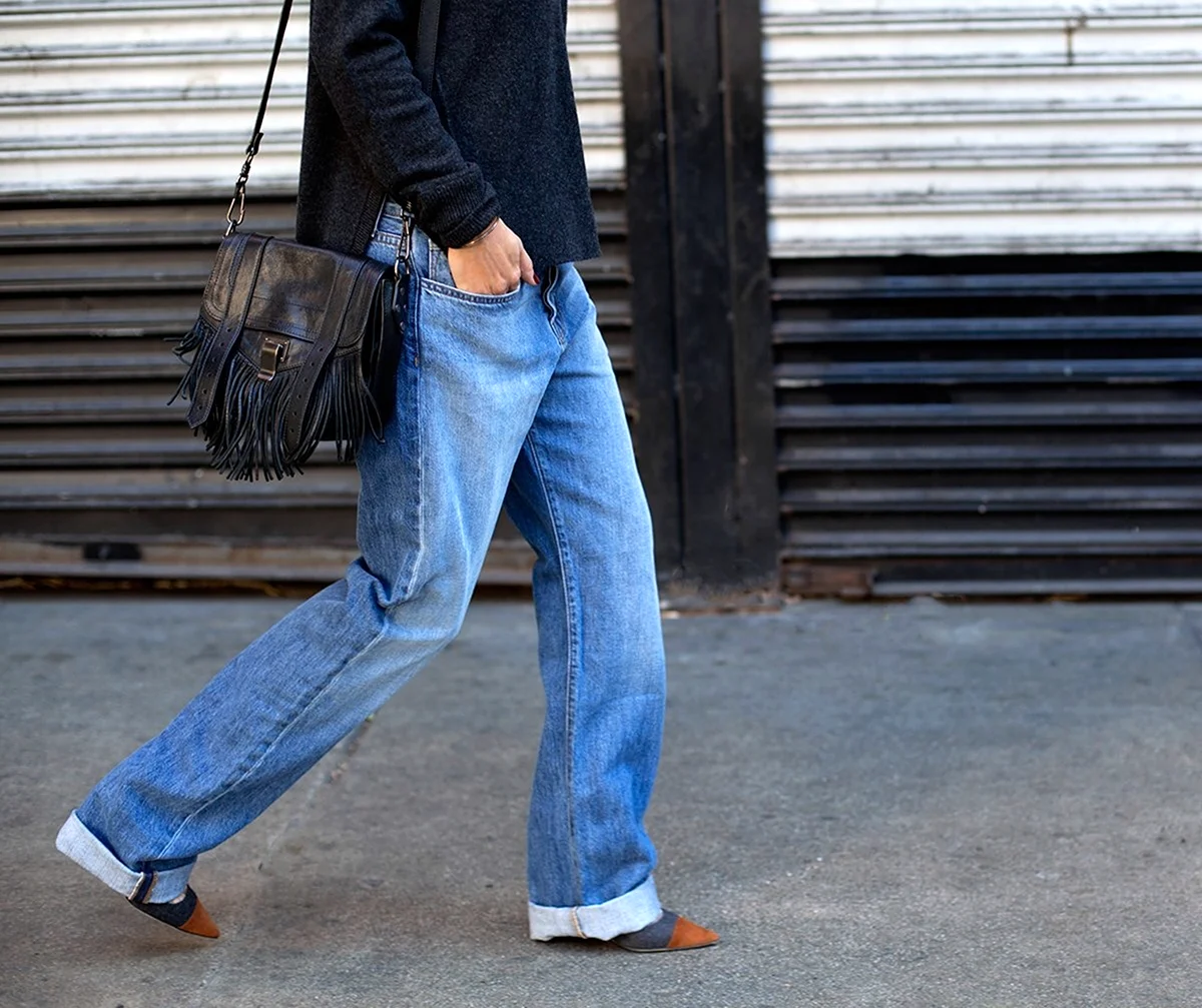 Широкие джинсы с подворотами