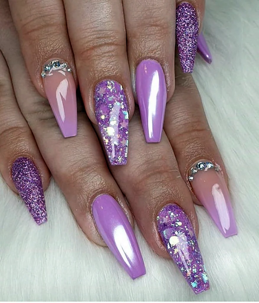 Маникюр сиренево розовый с блестками