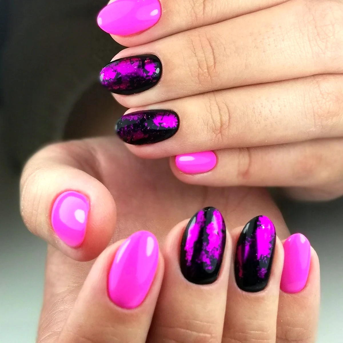 Маникюр фуксия с дизайном