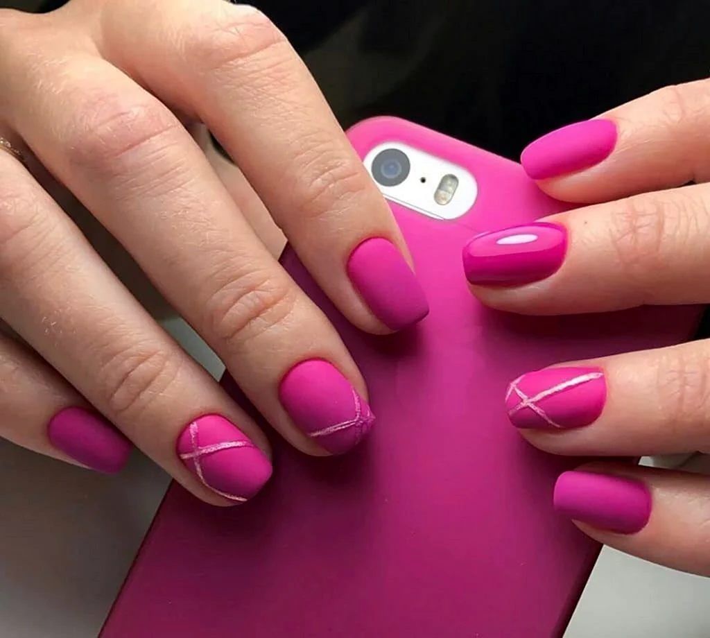 Малиновый маникюр