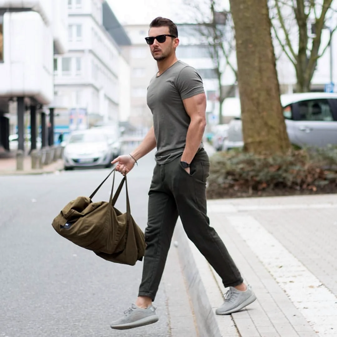 Брюки с кроссовками мужские