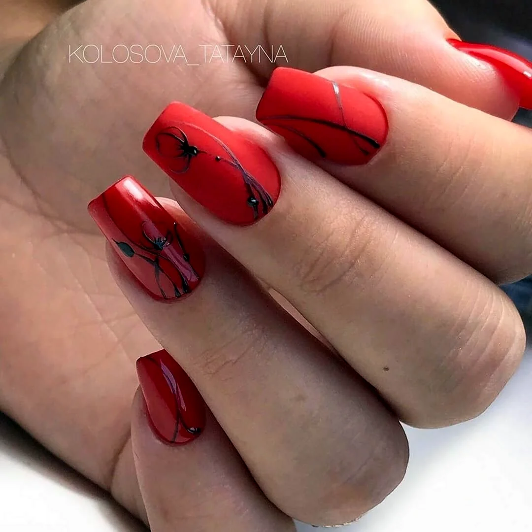 Красный квадратный маникюр осенний