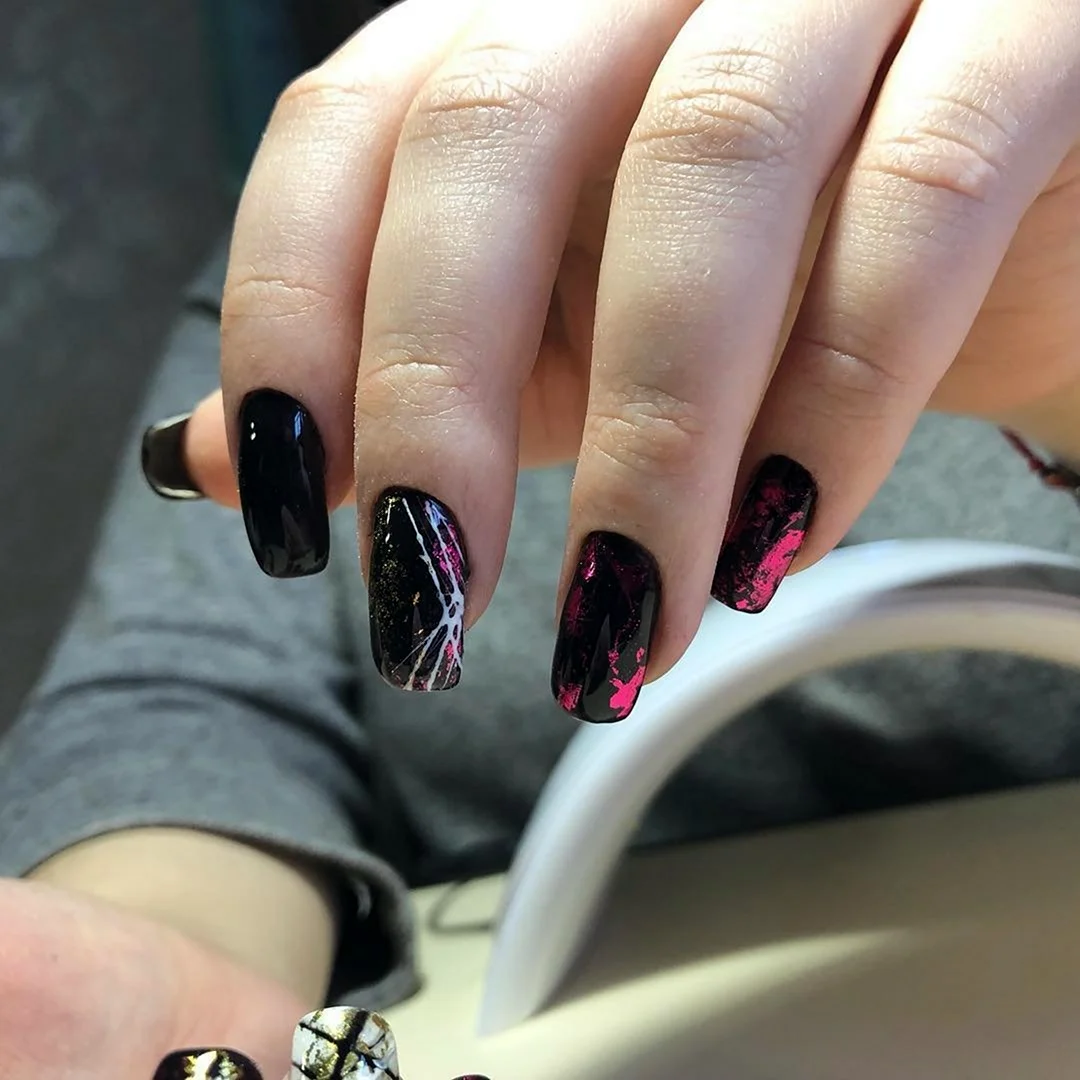 Красный маникюр с черной паутинкой и фольгой