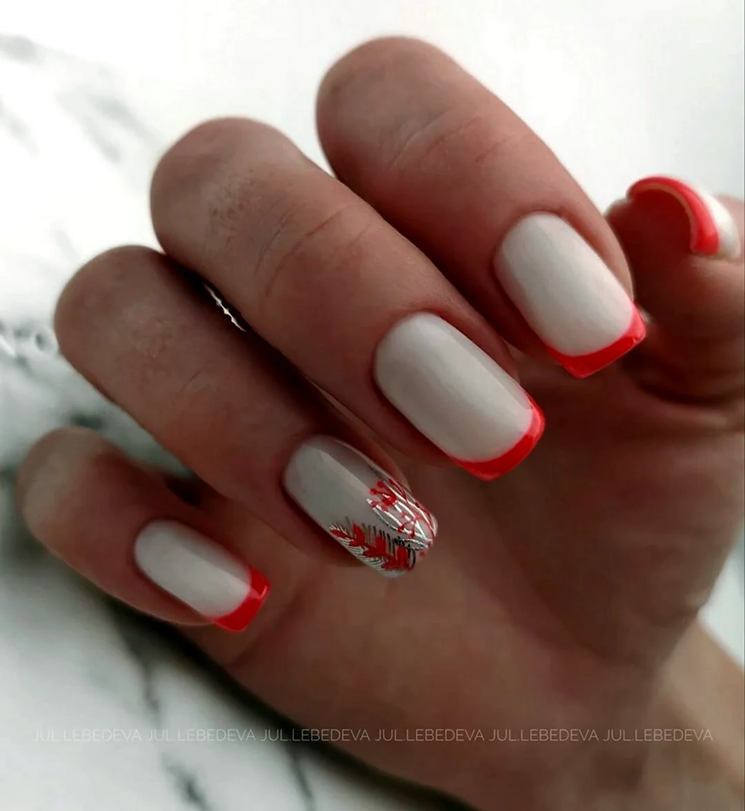 Маникюр френч коралловый с белым