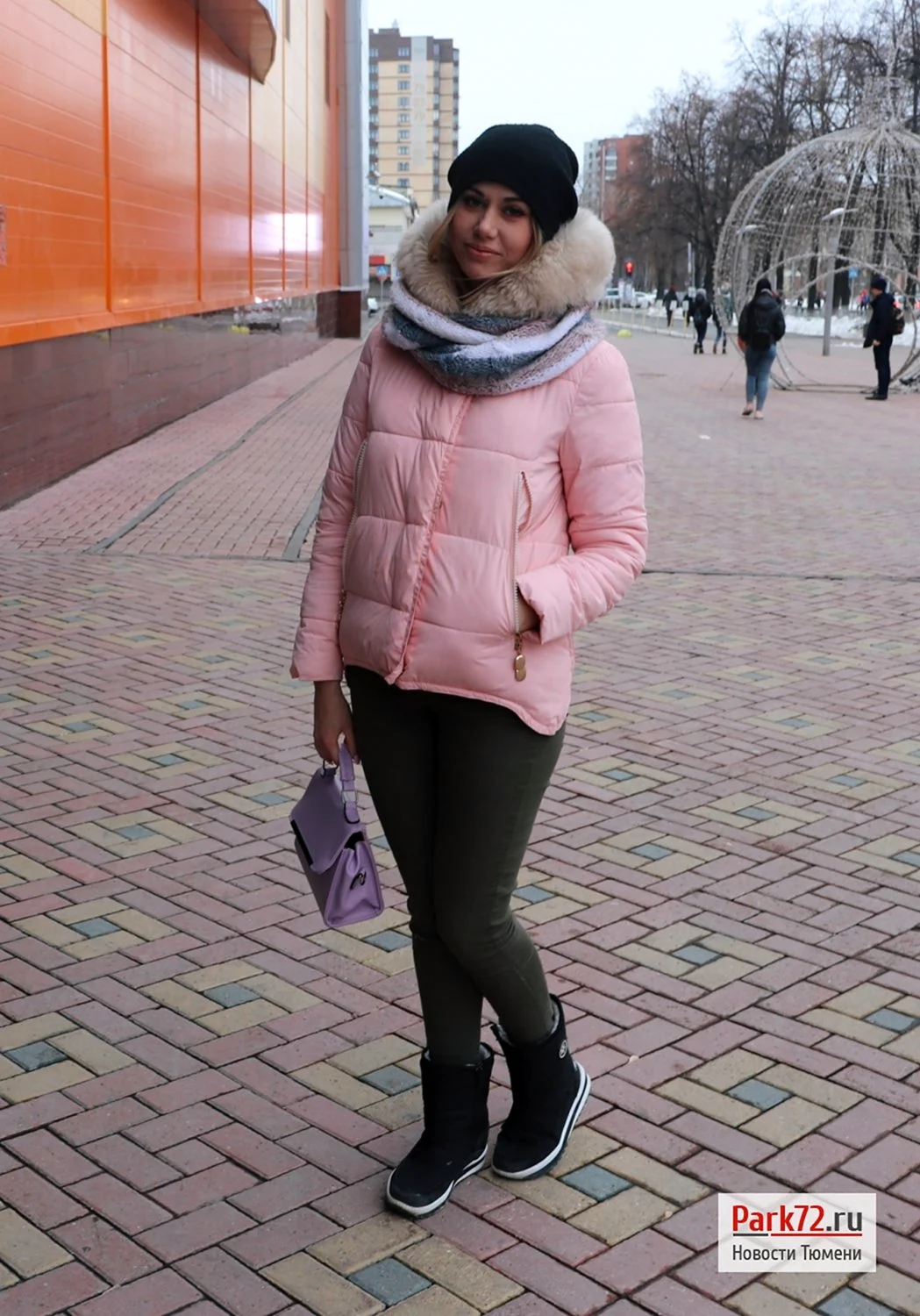 Модная девушка горожанка