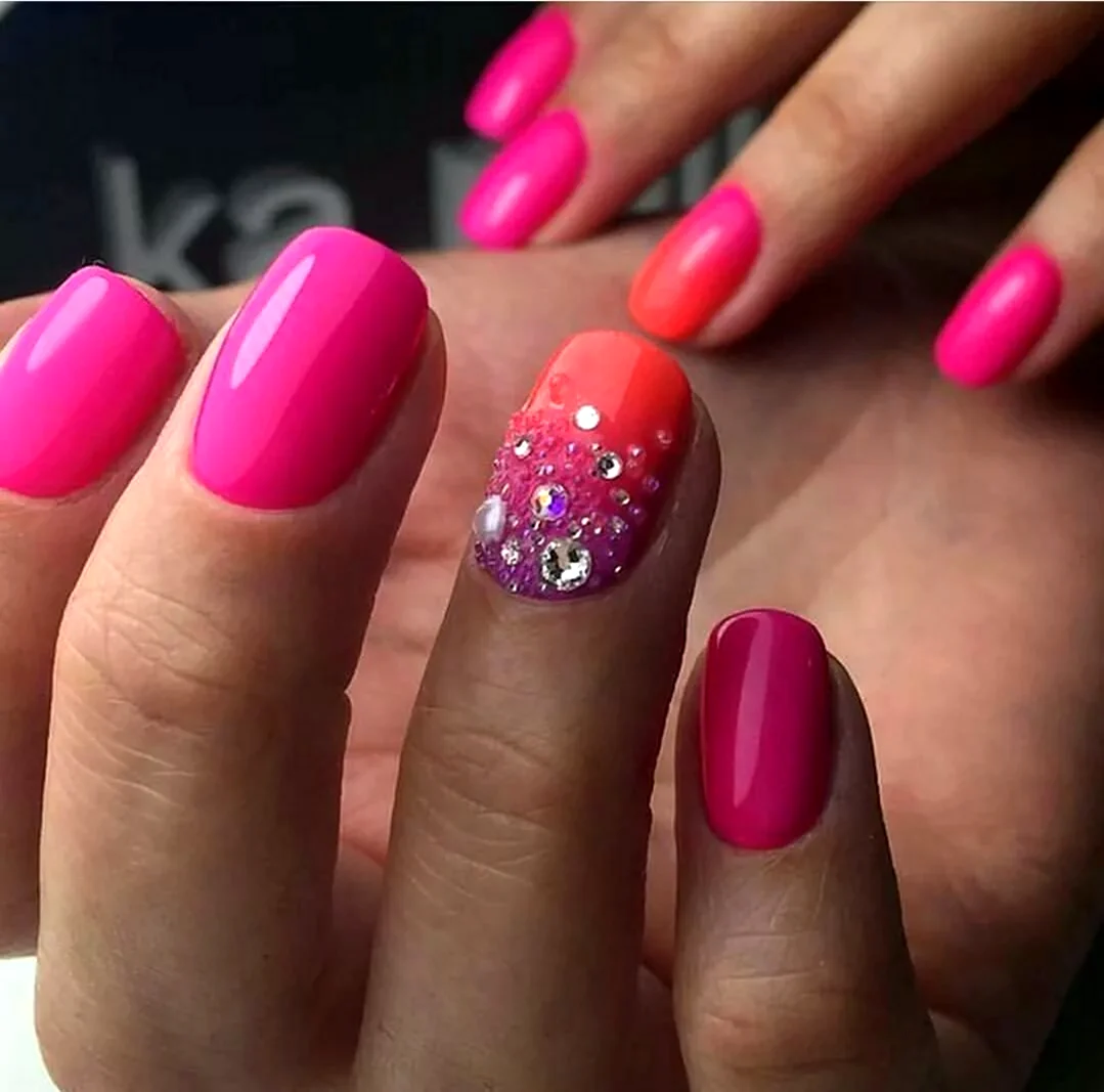 Маникюр фуксия 2022